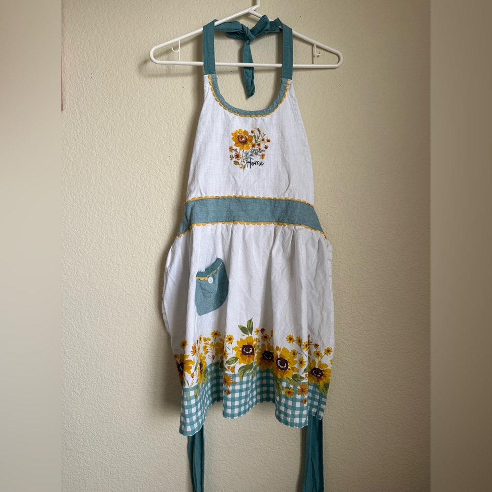 Kay Dee Designs Floral White and Teal Apron